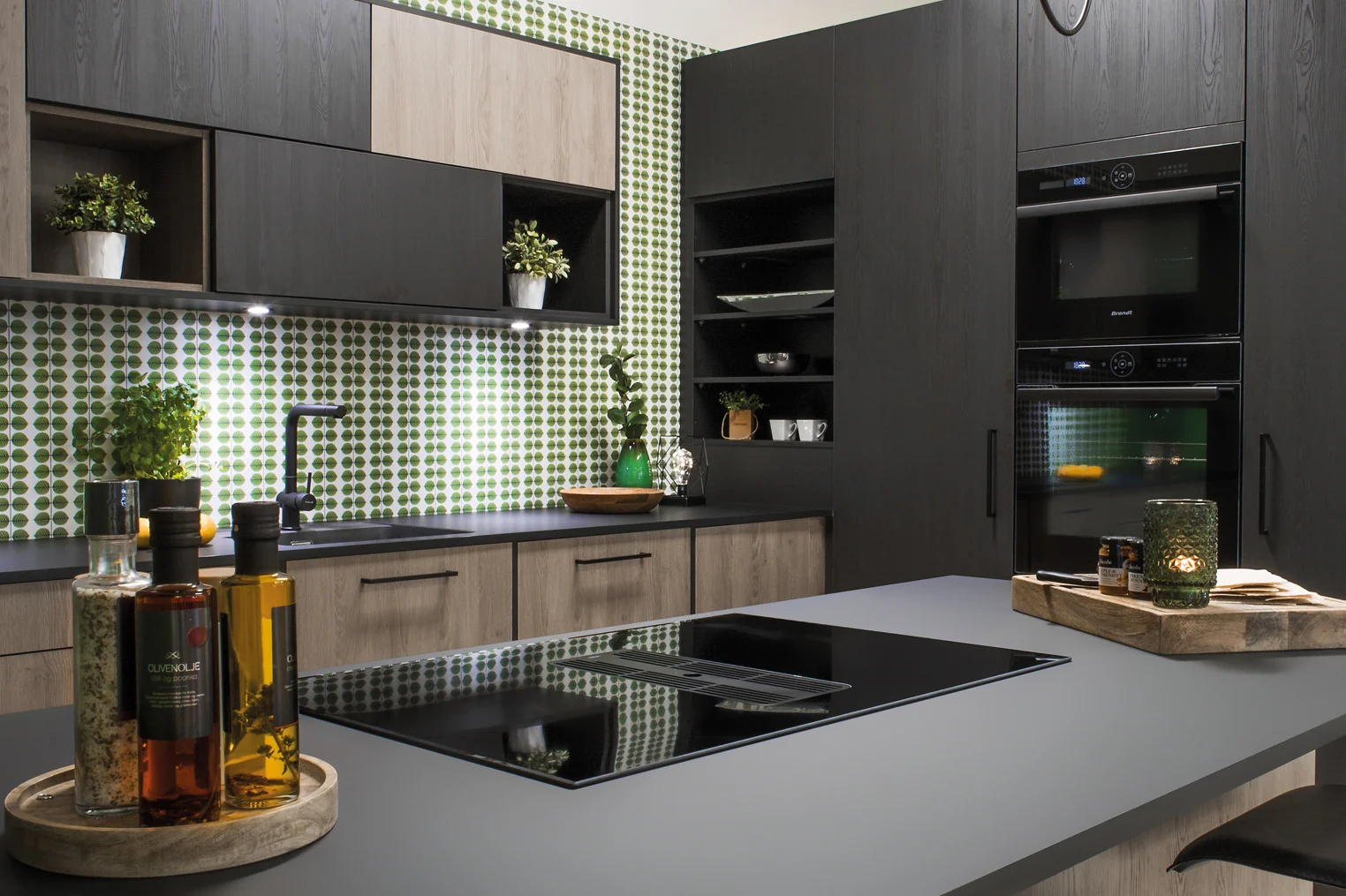 Kjøkken i Riga grå eik kombinert med Riga svart eik og svarte detaljer.