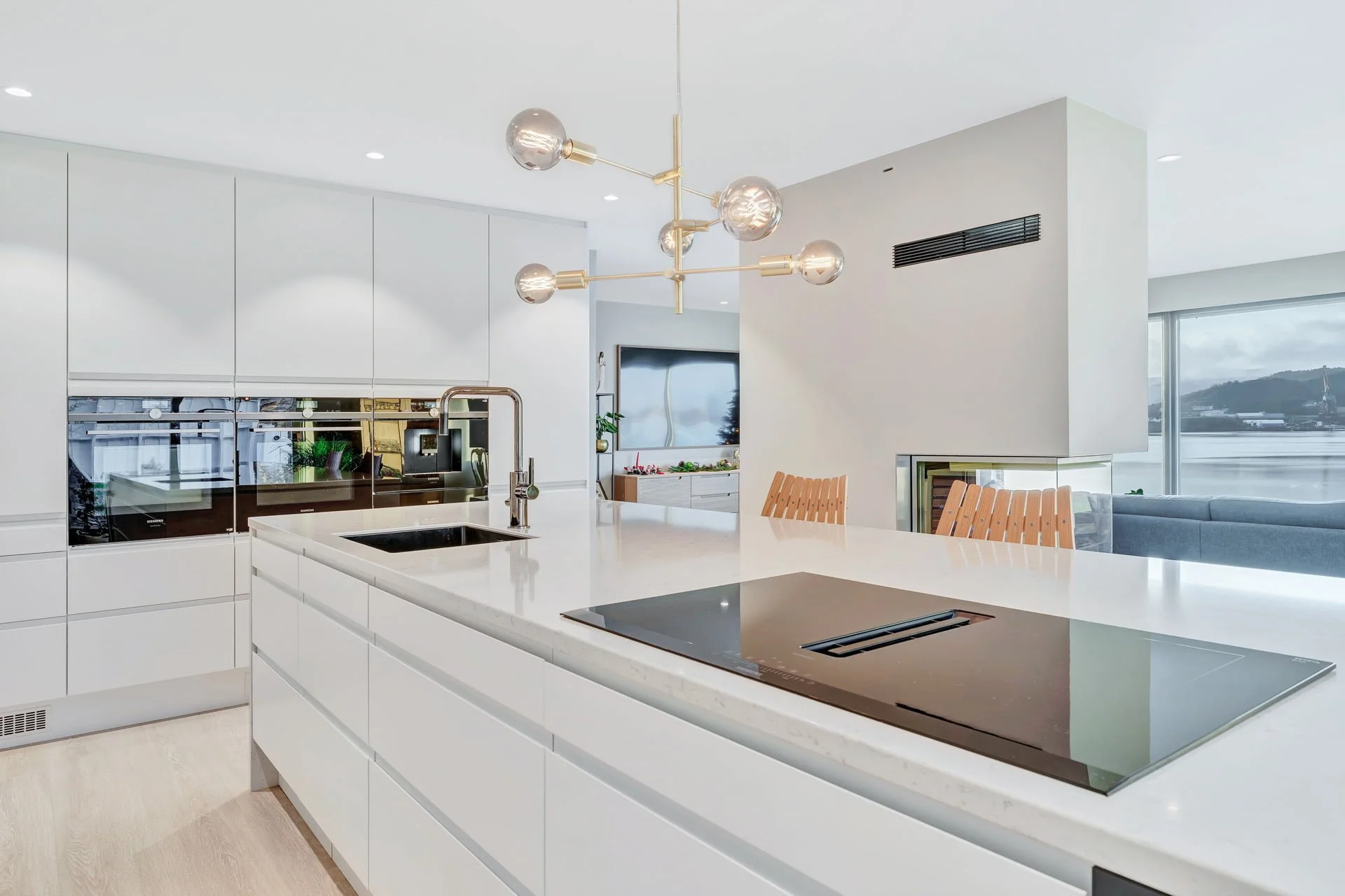 Urban hvit kombinert med Classic lamell i eik, hos kunde i Volda