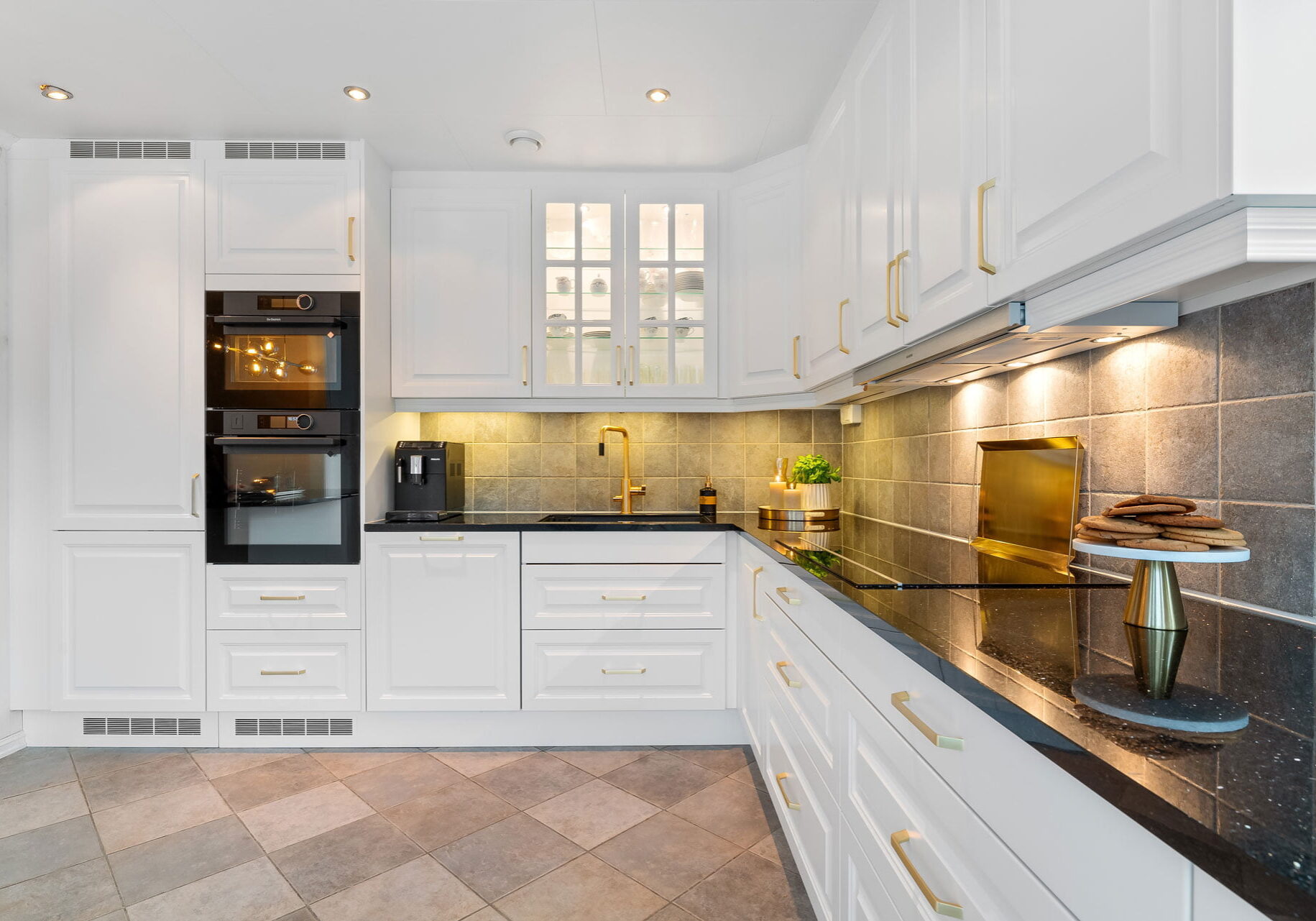 Klassisk og lekkert kjøkken i modellen Alsace i hvit, hos kunde i Volda