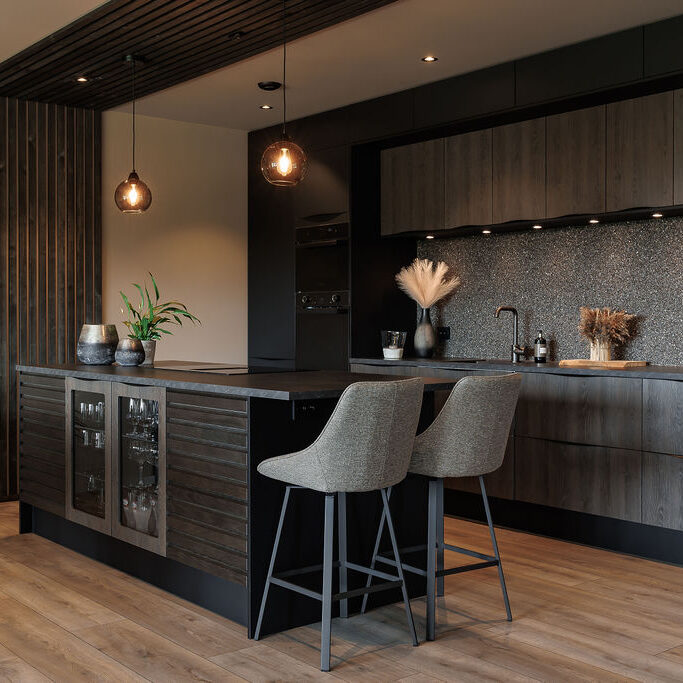 Riga mørk eik kombinert med Milano svart.